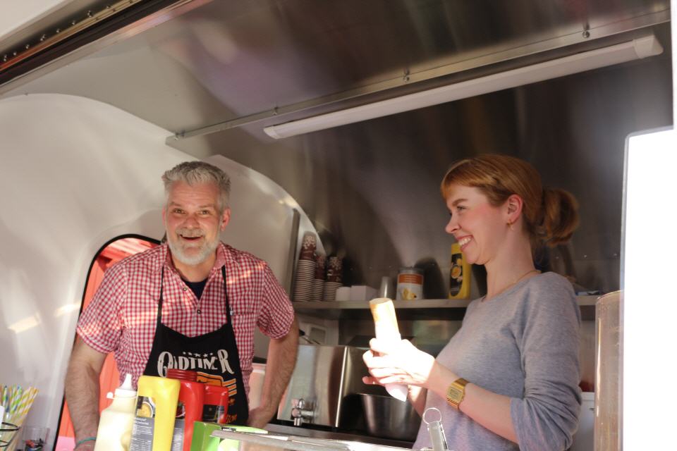 Unermüdliche Versorger mit Snacks und Pommes.