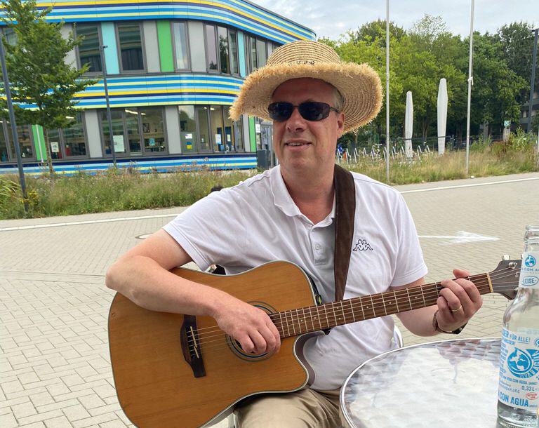 Live im Cafe mit Strohut und Gitarre