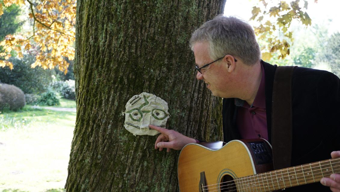 Eine Maske am Baum