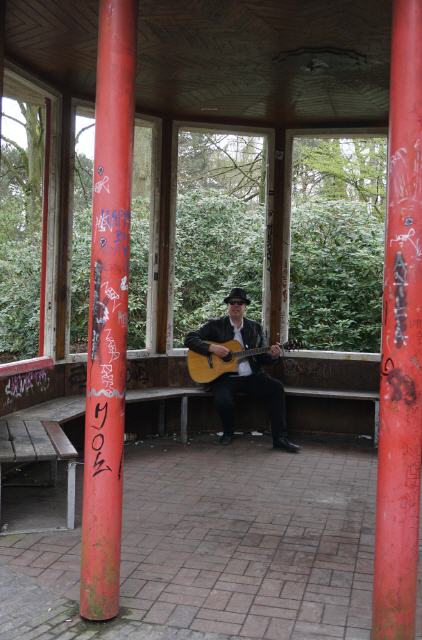 Consti spielt im roten Pavillon